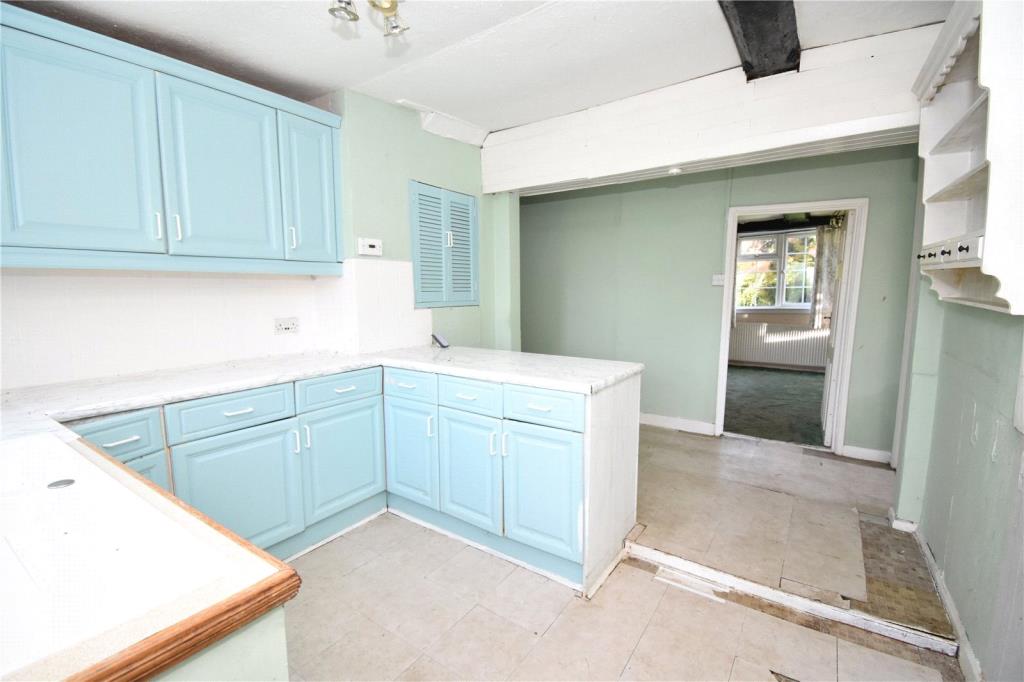 Lot: 103 - SEMI-DETACHED FARM COTTAGE FOR IMPROVEMENT - Kitchen and Breakfast room with fitted units